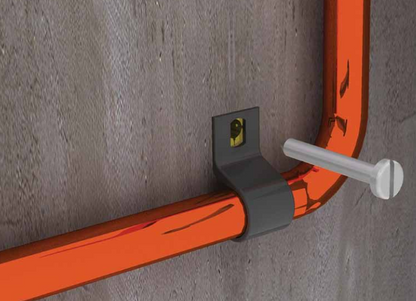 Kit de 8 grapas, 8 taquetes y 8 tornillos para sujetar conductores redondos o tubo en muro (para tubo de 1/2) (2104-07240)