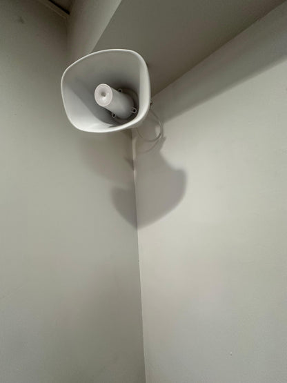 Bocina (Altavoz IP) | Tipo Columna | 60 Watts | No requiere amplificador | Exterior IP66 | Entrada de alarma | Voceo en tiempo real | Calendarización