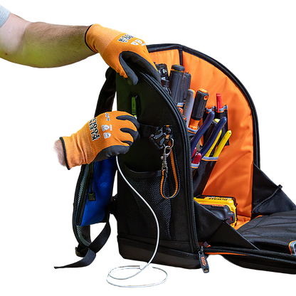 Mochila Profesional para Herramientas / 27 Bolsillos / Acceso Rápido y Estación de Trabajo / Base Moldeada Ancha / Interior Naranja / USB-C / Soporte