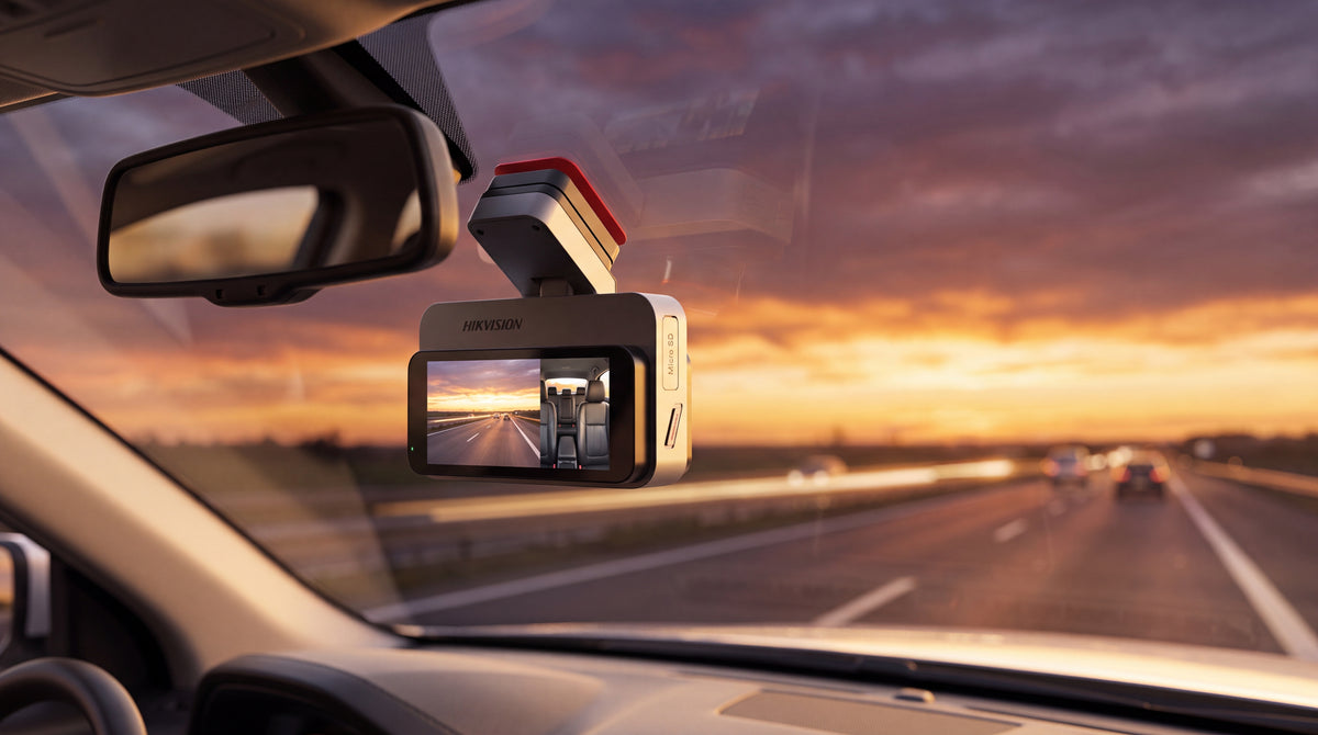 Dashcam de Doble Lente Hikvision AE-DC2328-C200S(2CH) / 2 Megapixel (1080p) Frontal e Interior / Gran Angular 128° / H.265 / Pantalla IPS 3" / WiFi