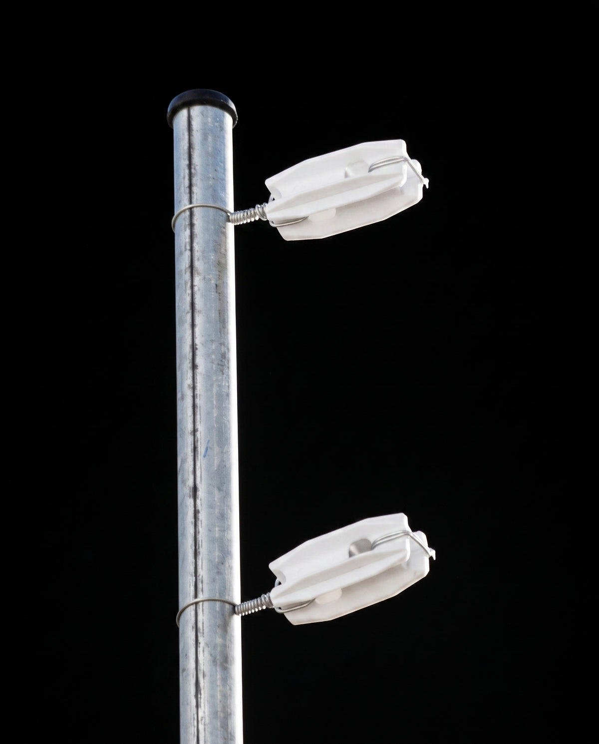 Aislador Blanco de Esquina para Cercos Eléctricos / 18 kV / Resinas Vírgenes / Resistencia 7.5-10.2 kg / Anti UV / 66 mm x 31.6 mm