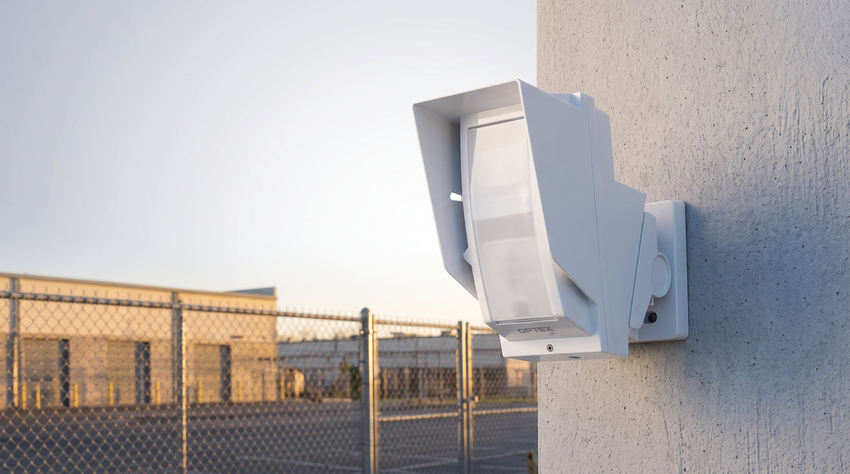 Detector de Movimiento PIR / 100% Exterior / Cableado / 24 m (78.7 ft) de Alcance / IP65 / Giro 180° / Instalación a 3 m / Compatible con Cualquier