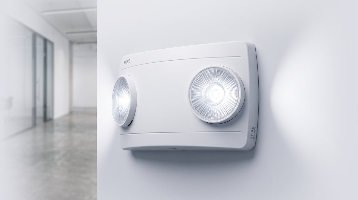Luz de Emergencia LED / Doble LED 1W 150 lúmenes / Batería Ni-Cd 3.6V 900mAh / 90 min Autonomía / Voltaje Universal 127-240 VAC / UL 5VA / Blanco