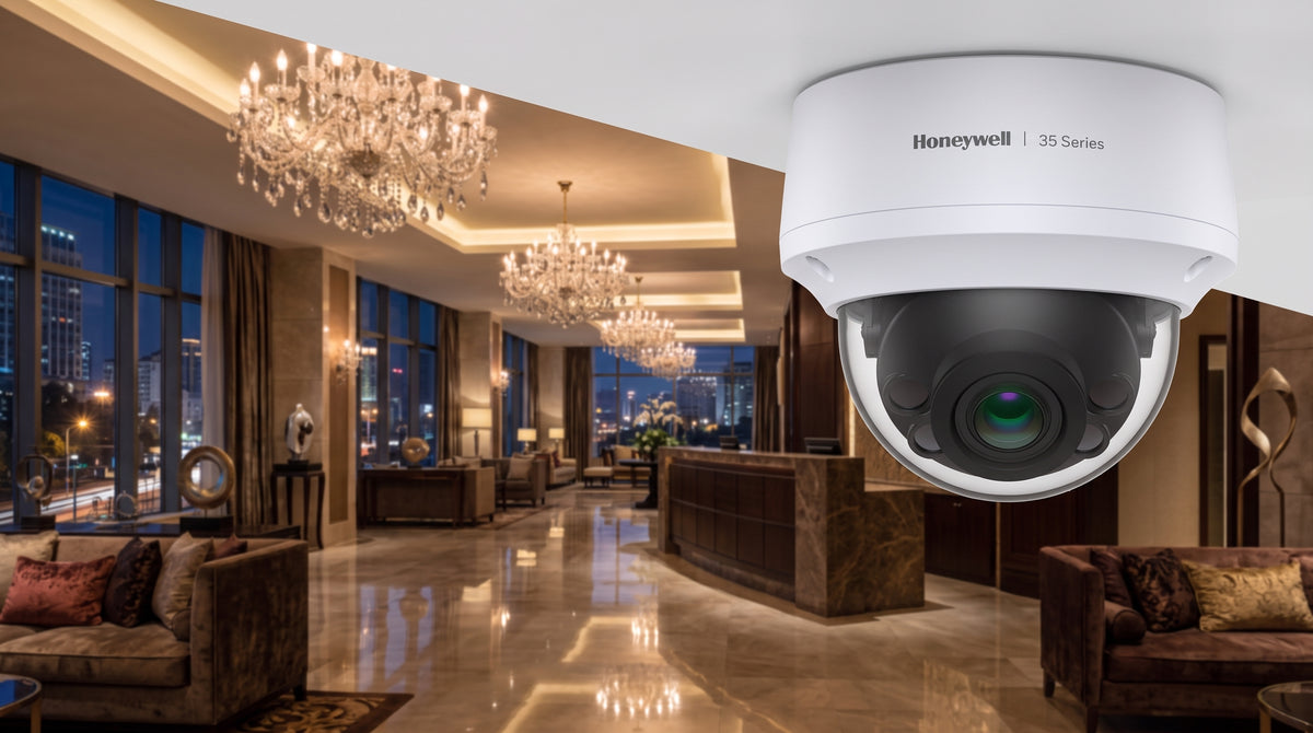Cámara Domo IP / 8 MP UHD / Lente Varifocal Motorizado 2.7-13.5 mm / WDR 120 dB / IR 50 m / IP66 IP67 IK10 / PoE / NDAA