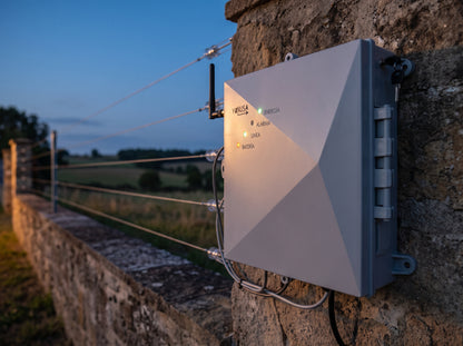Energizador para Cerco Eléctrico Anti-Plantas / 10,000 Volts / 10,000 Metros Lineales / Alimentación AC 127-220V o Solar / Control Remoto RF 433 MHz