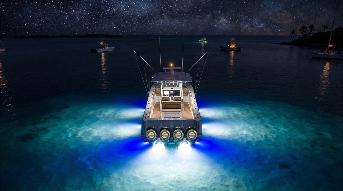 Luz led marina sumergible SeaBlaze Quattro, emite luz de color blanco y azul de 2000 lúmenes, fabricada en bronce naval con grado de protección IP68