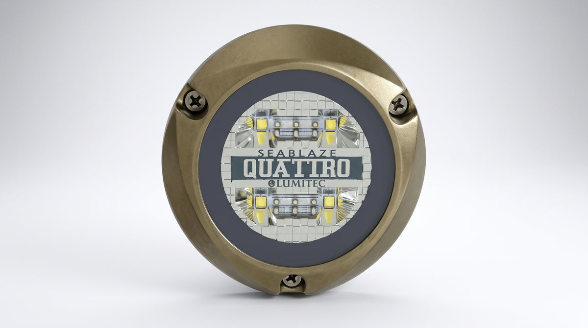 Luz led marina sumergible SeaBlaze Quattro, emite luz multicolor de 2000 lúmenes, fabricada en bronce naval con grado de protección IP68