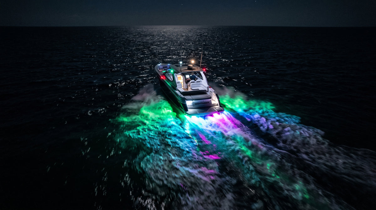 Luz led marina sumergible SeaBlaze Quattro, emite luz multicolor de 2000 lúmenes, fabricada en bronce naval con grado de protección IP68