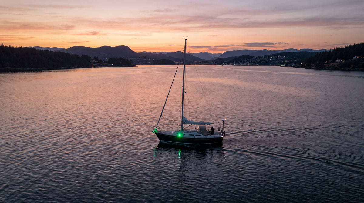 Luz lateral de Navegación en Color Verde con Carcasa Blanca para Embarcaciones a Vela o a Motor de Menos de 20 Metros