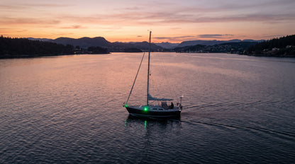 Luz lateral de Navegación en Color Verde con Carcasa Blanca para Embarcaciones a Vela o a Motor de Menos de 20 Metros