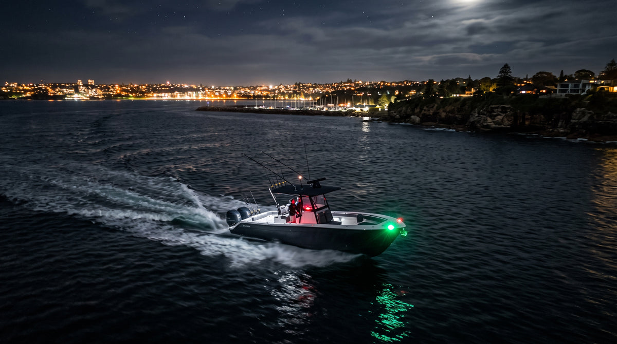 Luz lateral de Navegación en Color Verde con Carcasa Blanca para Embarcaciones a Vela o a Motor de Menos de 20 Metros
