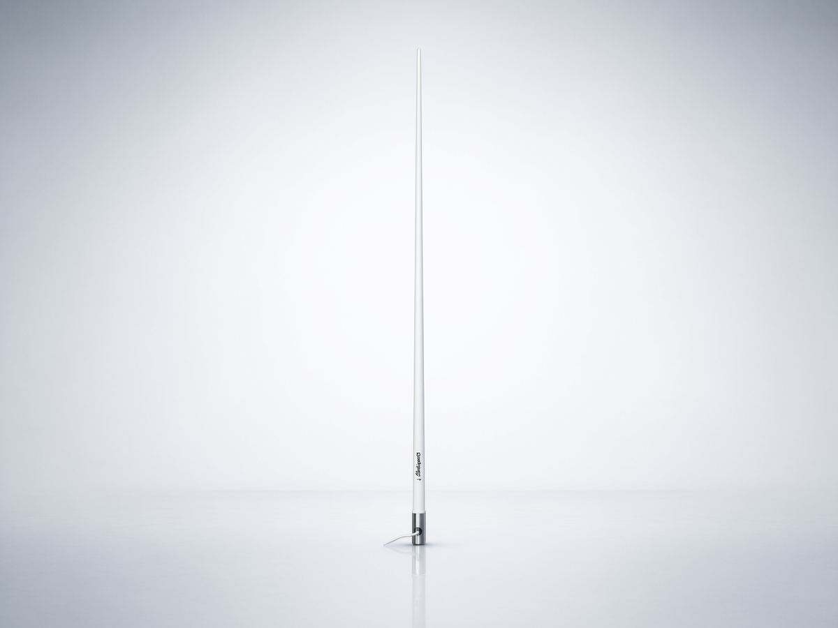 Antena Marina VHF SHAKESPEARE 5101 / Fibra de Vidrio / 6 dB / 50 W / Cable RG-58 4.5 m (15 ft) / Soporte Latón Cromado / 2.4 m (7.9 ft)