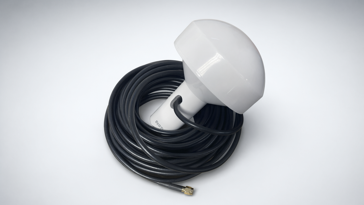 Antena marina de GPS con conector SMA- Macho en frecuencia 1575.42 MHz de 28 dBi. Incluye soporte rotativo