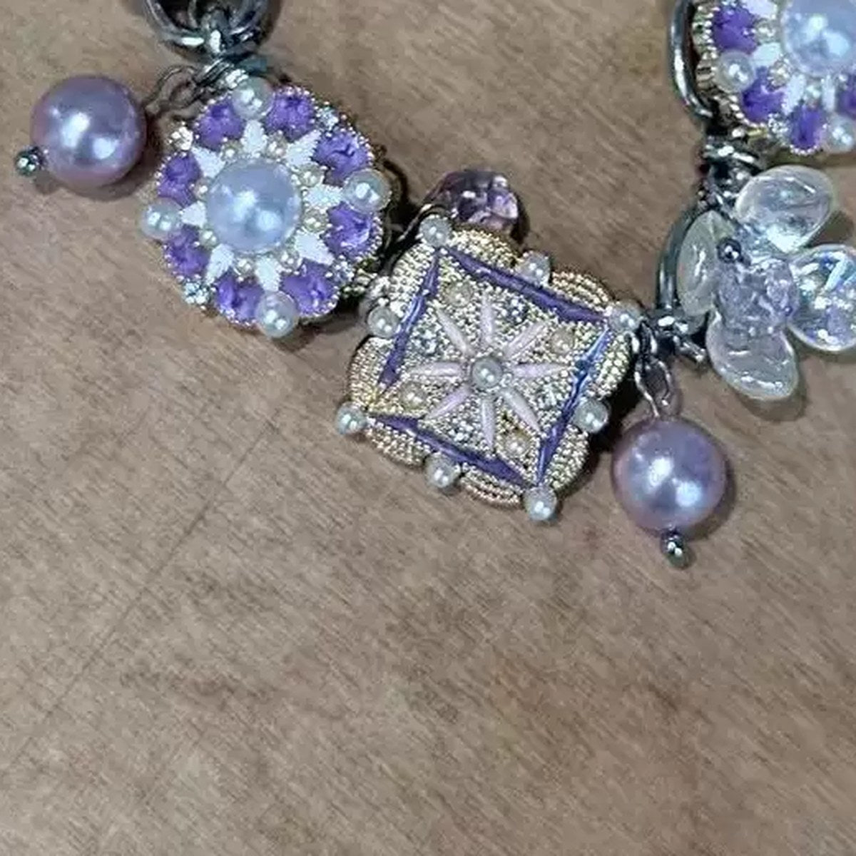 Pulsera vintage lila de acero de titanio con perlas de concha y piedras naturales