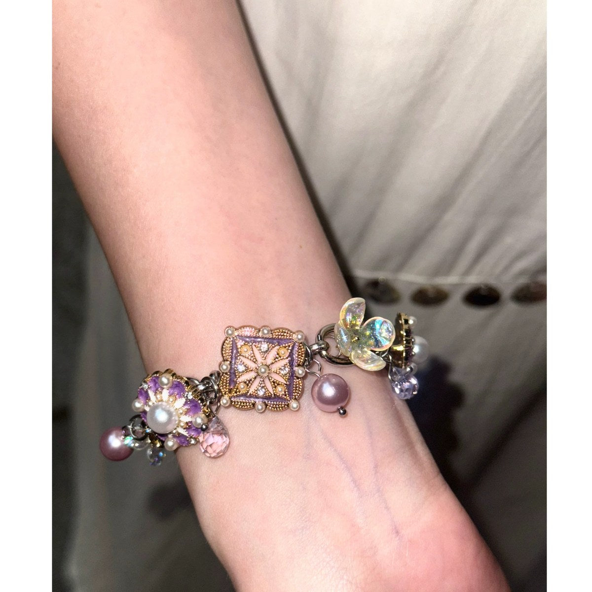 Pulsera vintage lila de acero de titanio con perlas de concha y piedras naturales