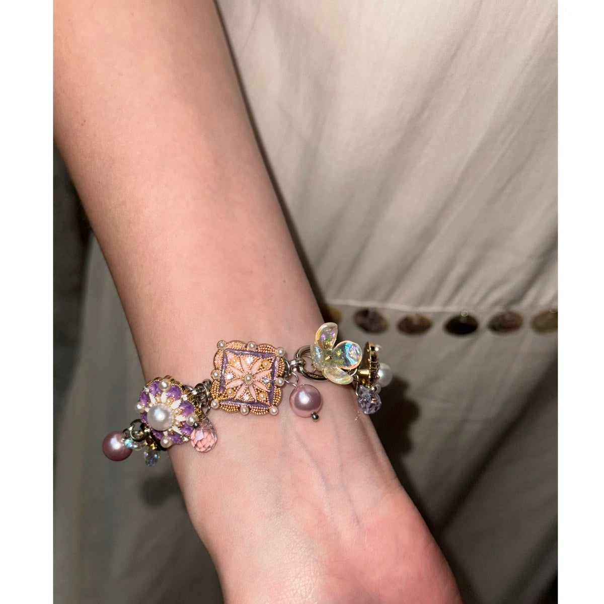 Pulsera vintage lila de acero de titanio con perlas de concha y piedras naturales