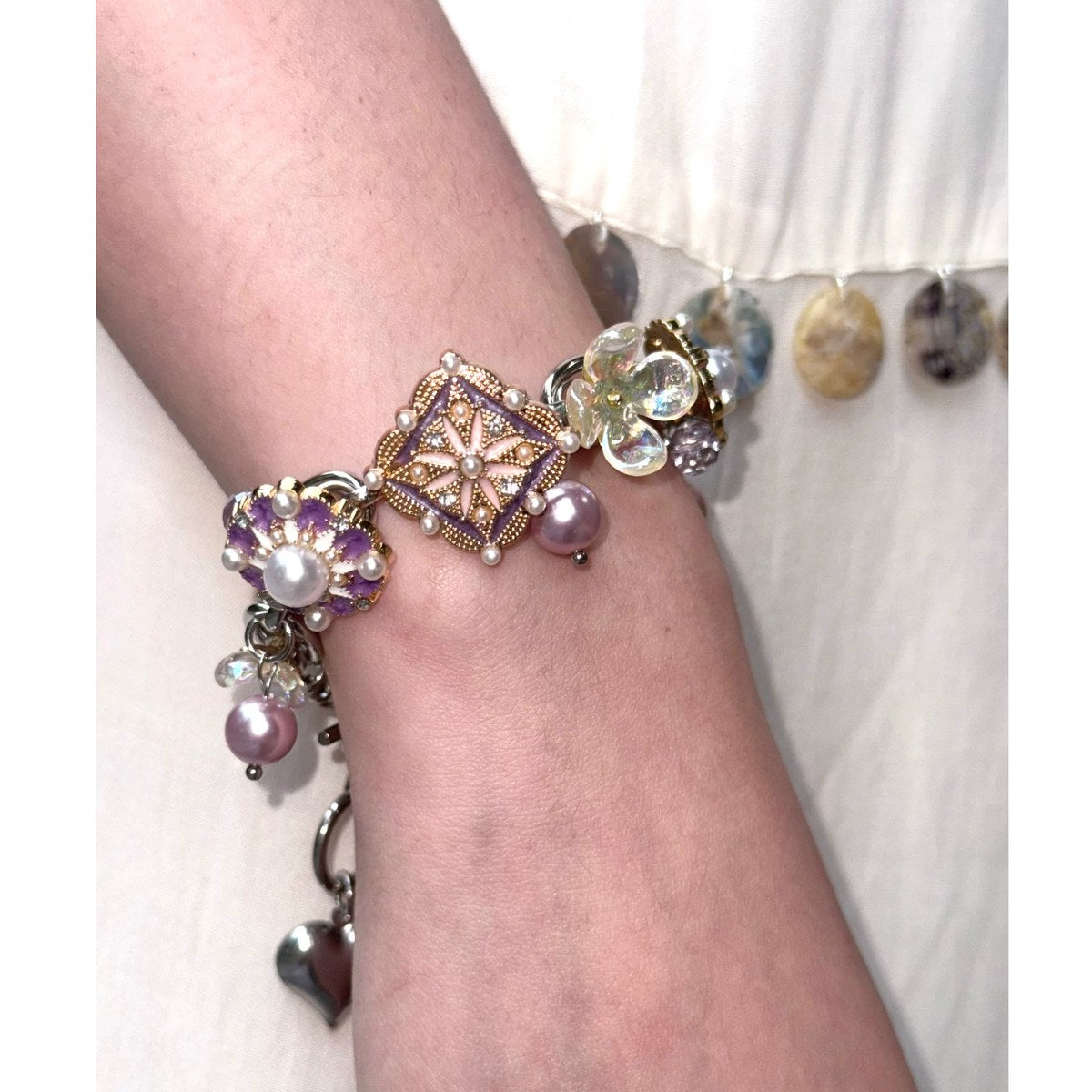 Pulsera vintage lila de acero de titanio con perlas de concha y piedras naturales