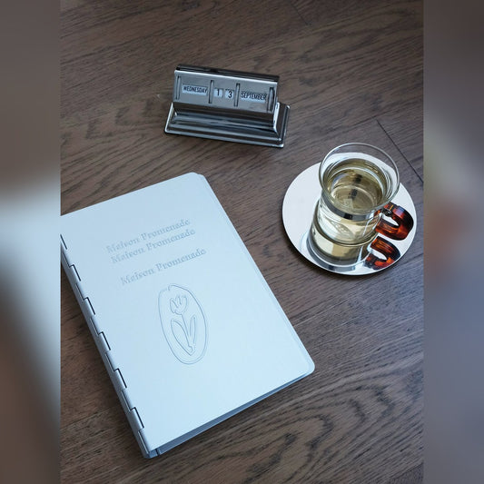 Carpeta de anillas A6 de aluminio con tulipán grabado (6 anillos, recargable)