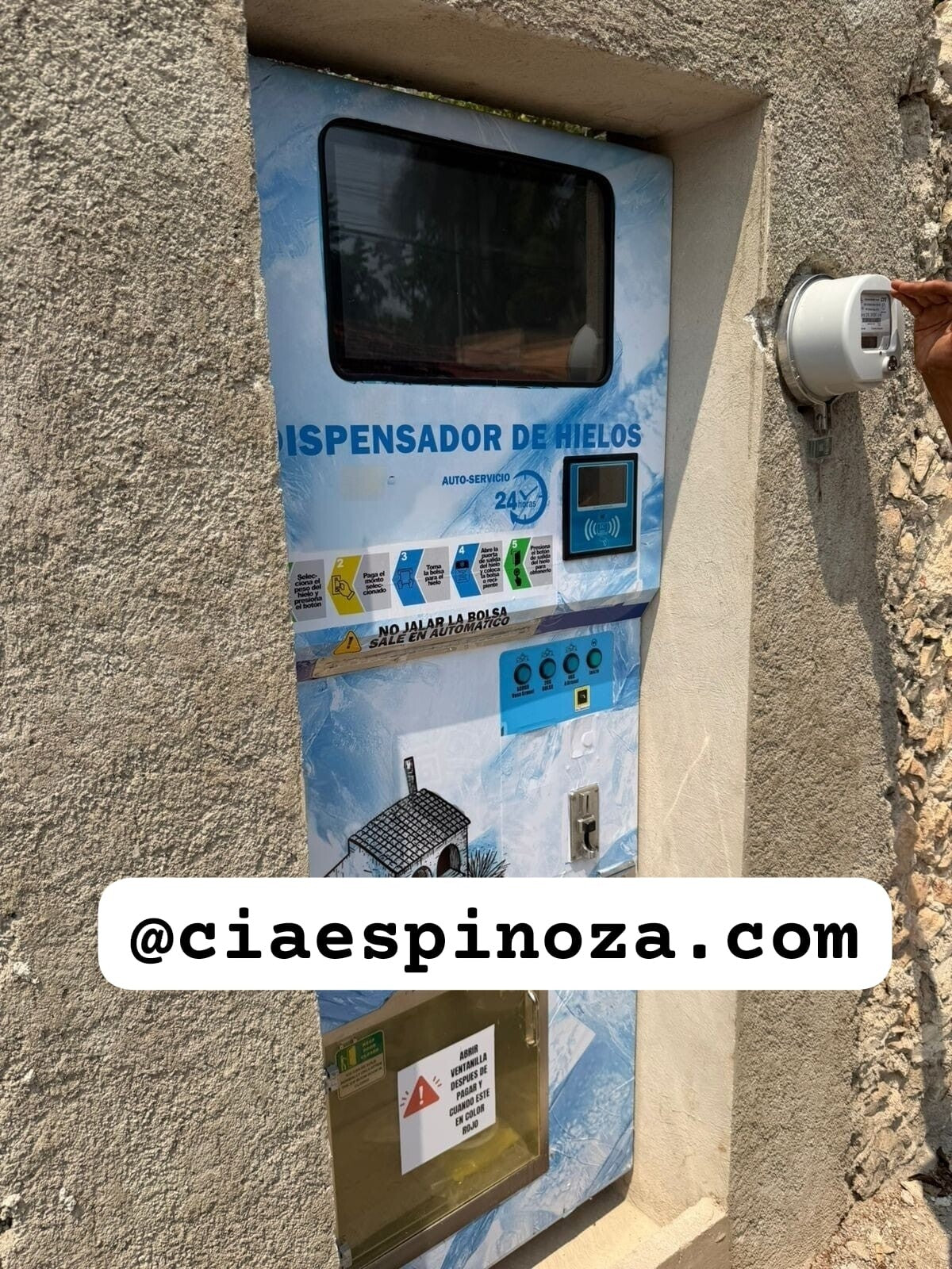 Dispensador de hielo instalado en punto de venta