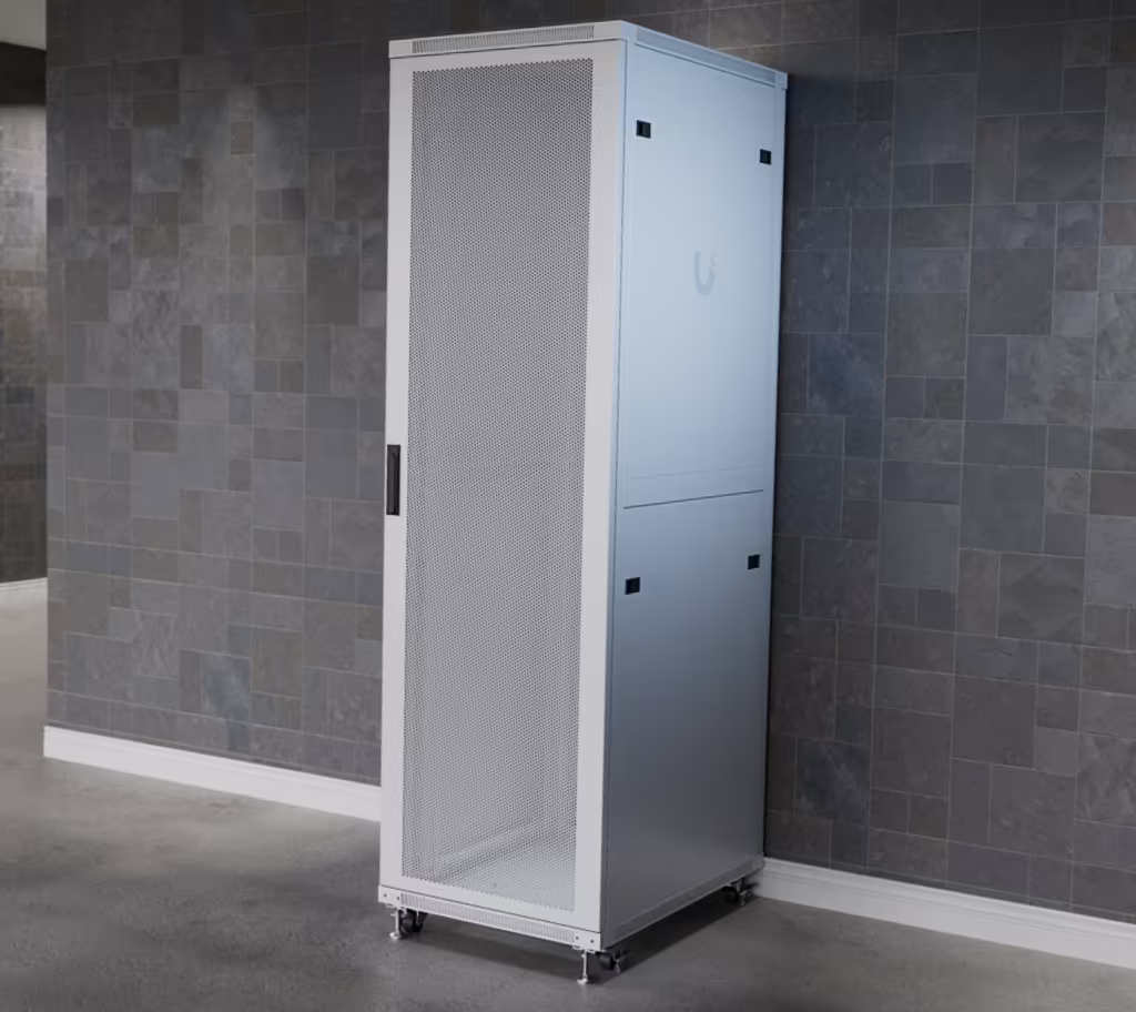 UACC Rack Cabinet 42U (600 × 800 mm) – Gabinete de Piso Totalmente Ensamblado con Ventiladores Integrados, Paneles Removibles, Ruedas con Seguro y