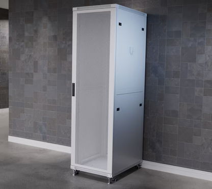 UACC Rack Cabinet 42U (600 × 800 mm) – Gabinete de Piso Totalmente Ensamblado con Ventiladores Integrados, Paneles Removibles, Ruedas con Seguro y