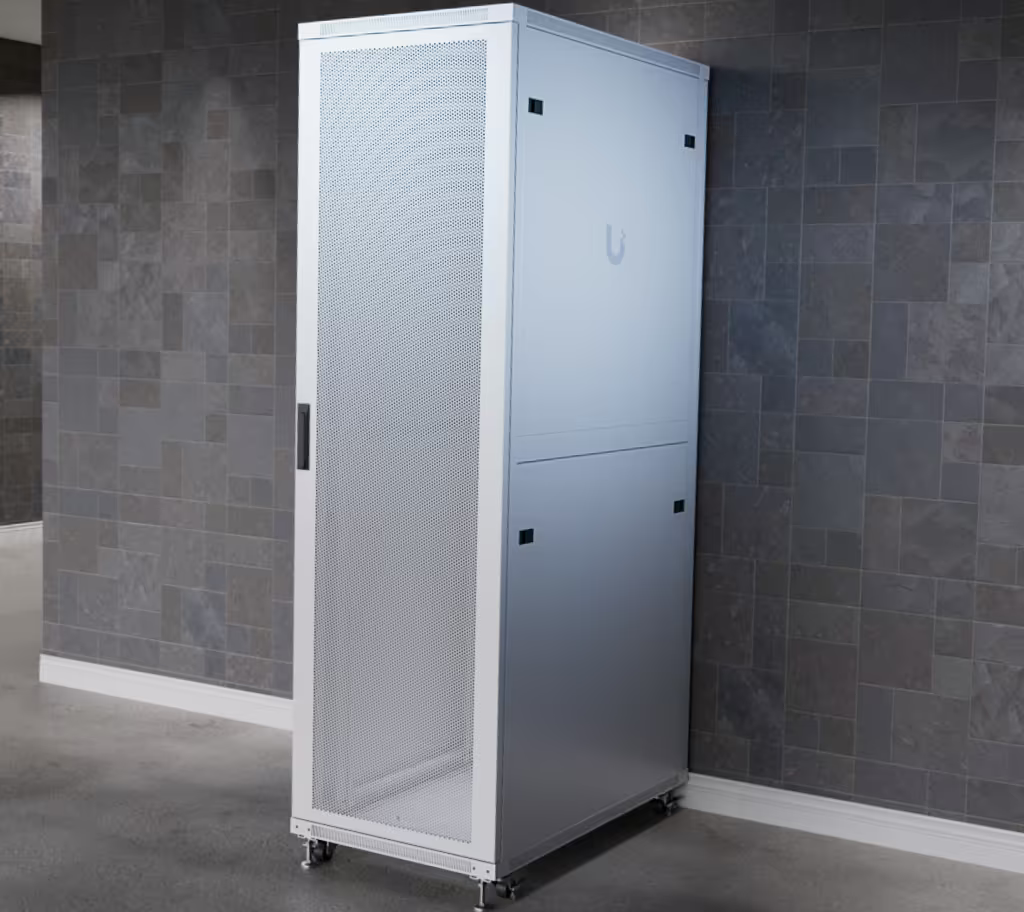 UACC Rack Cabinet 42U (600 × 1000 mm) – Gabinete de Piso Totalmente Ensamblado con Ventiladores Integrados, Paneles Removibles, Ruedas con Seguro y