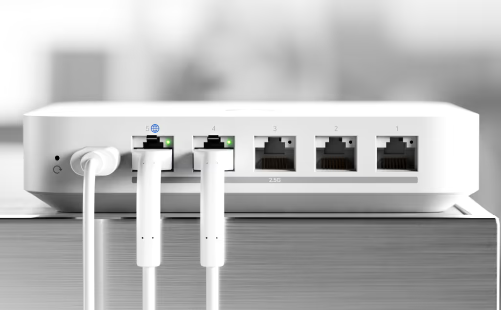 UCG Max Cloud Gateway de 2.5 GbE Compacto con Soporte para hasta 30 Dispositivos UniFi, 300+ Clientes, Enrutamiento IPS de 2.3 Gbps y Almacenamiento