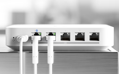 UCG Max Cloud Gateway de 2.5 GbE Compacto con Soporte para hasta 30 Dispositivos UniFi, 300+ Clientes, Enrutamiento IPS de 2.3 Gbps y Almacenamiento