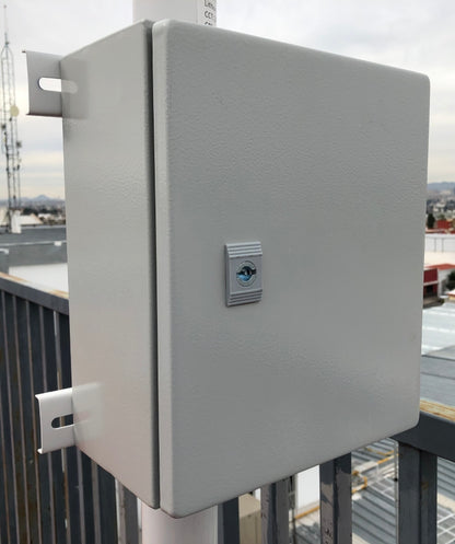 Montaje de Metal para Poste Universal para Gabinetes de Ancho Hasta 30 cm.