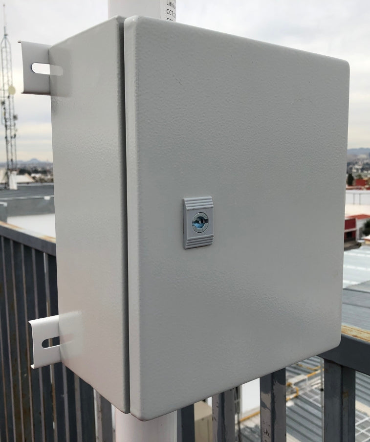 Montaje de Metal Galvanizado para Poste Universal para Gabinetes de Ancho Hasta 30 cm.