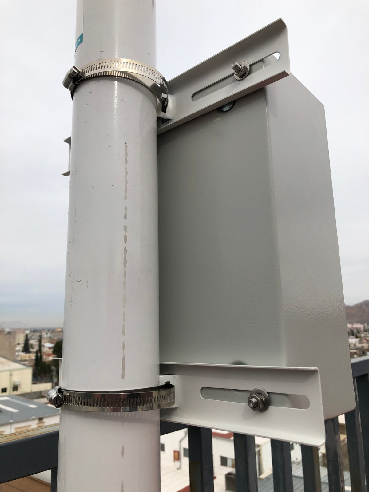 Montaje de Metal para Poste Universal para Gabinetes de Ancho Hasta 30 cm.
