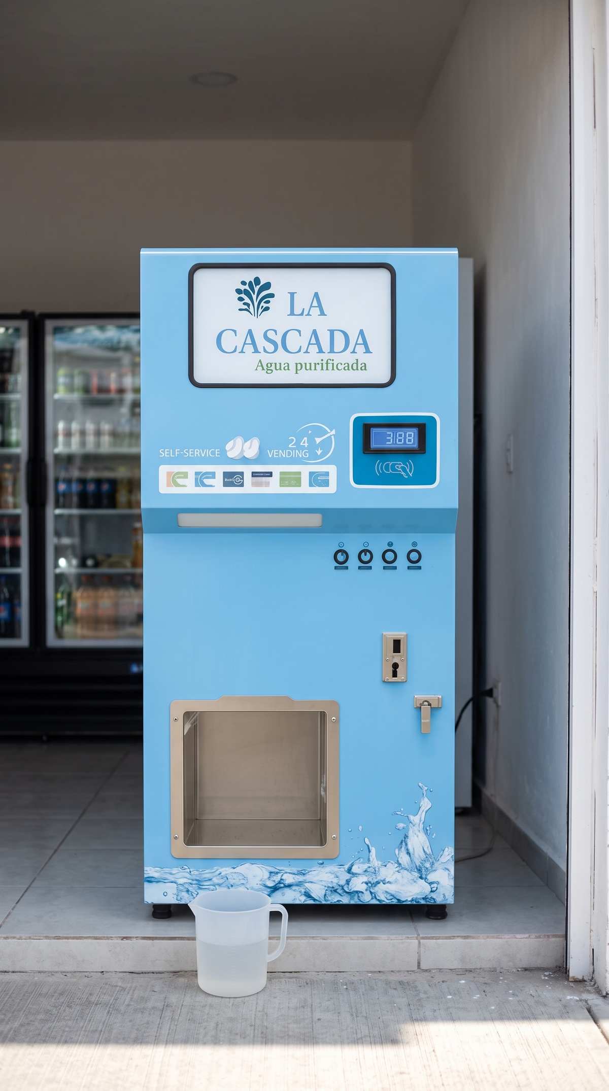 Máquina expendedora de hielo a granel 140 kg/día a la entrada de una tienda de esquina