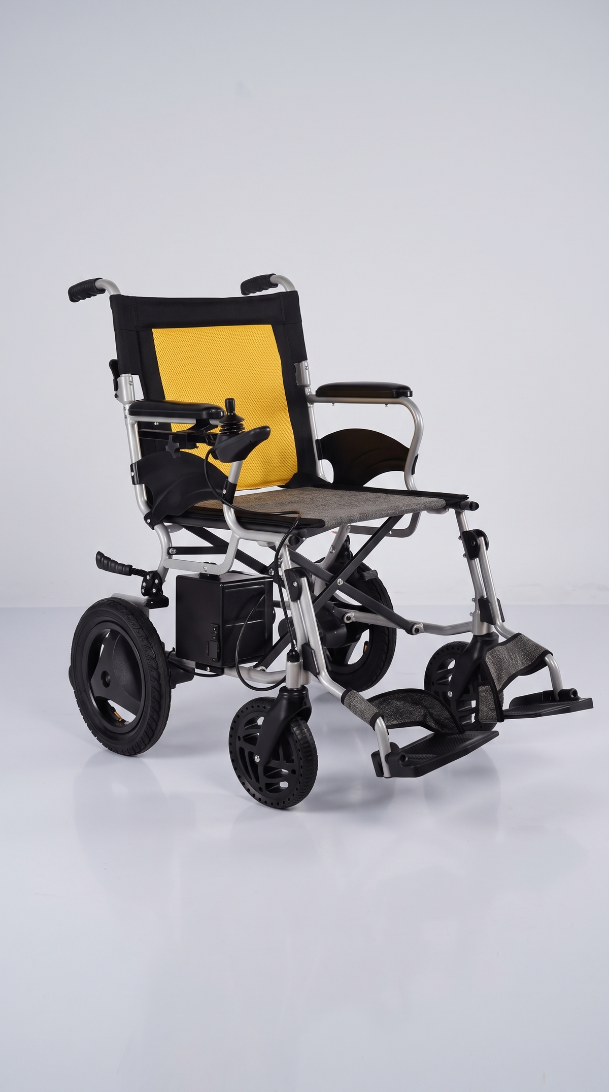 Silla de ruedas eléctrica plegable de 19 kg con estructura de aluminio y respaldo amarillo, en estudio