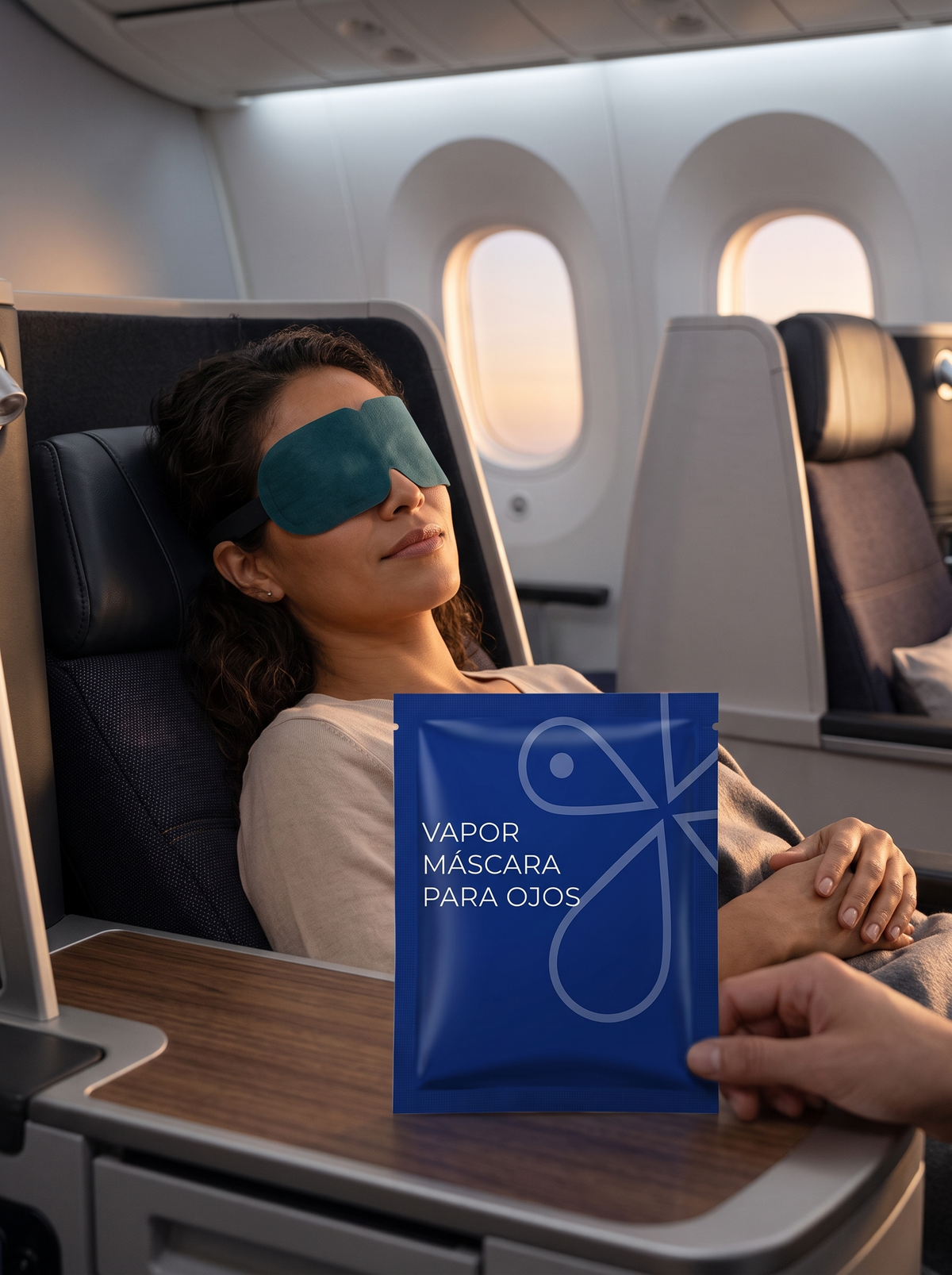 Mascarillas de vapor para ojos, una puesta en una pasajera que descansa en un avión