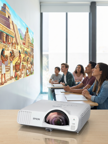 Proyector láser Epson de tiro corto sobre una mesa proyectando en la pared de un salón de clases