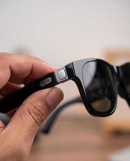 Mano sosteniendo los lentes de realidad aumentada de cerca