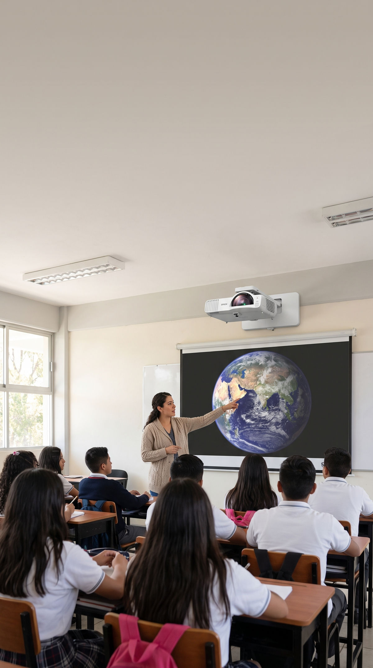 Maestra usando el proyector láser de tiro corto en un salón de clases