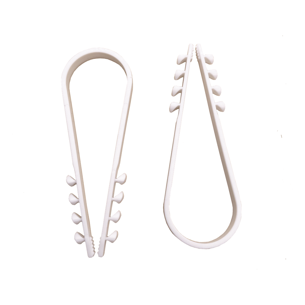 Bolsa con 100 clips sujetadores de plástico para cables de 19 a 25 mm. Ideales para instalaciones en pared, brindan sujeción firme y segura.