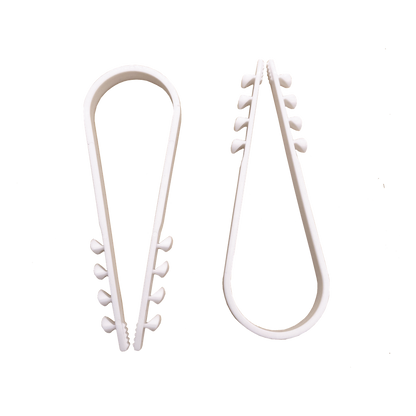 Bolsa con 100 clips sujetadores de plástico para cables de 19 a 25 mm. Ideales para instalaciones en pared, brindan sujeción firme y segura.