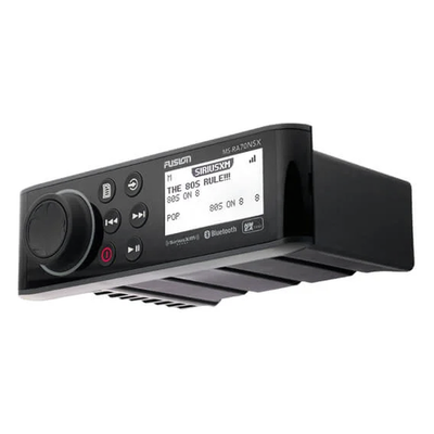 Sistema de Audio Marino MS-RA70 / Pantalla LCD Monocroma 2.6" / Tecnología Multi-Zone™️ 2 Zonas / Potencia Pico 200 W / Bluetooth® y ANT®