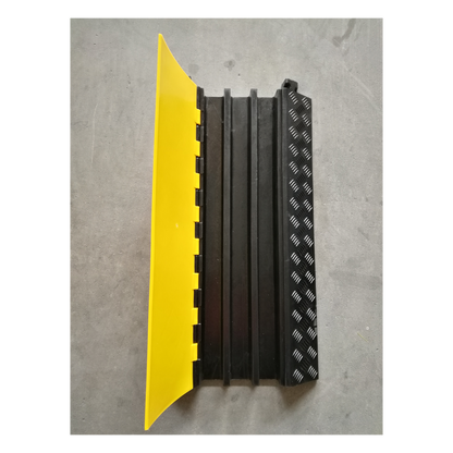 Protector de Cable de 3 Canales / Base de Goma y Tapa de Plástico / Tamaño del Canal 56x55MM / Capacidad de Carga 6.1 Toneladas / Longitud 90 cm