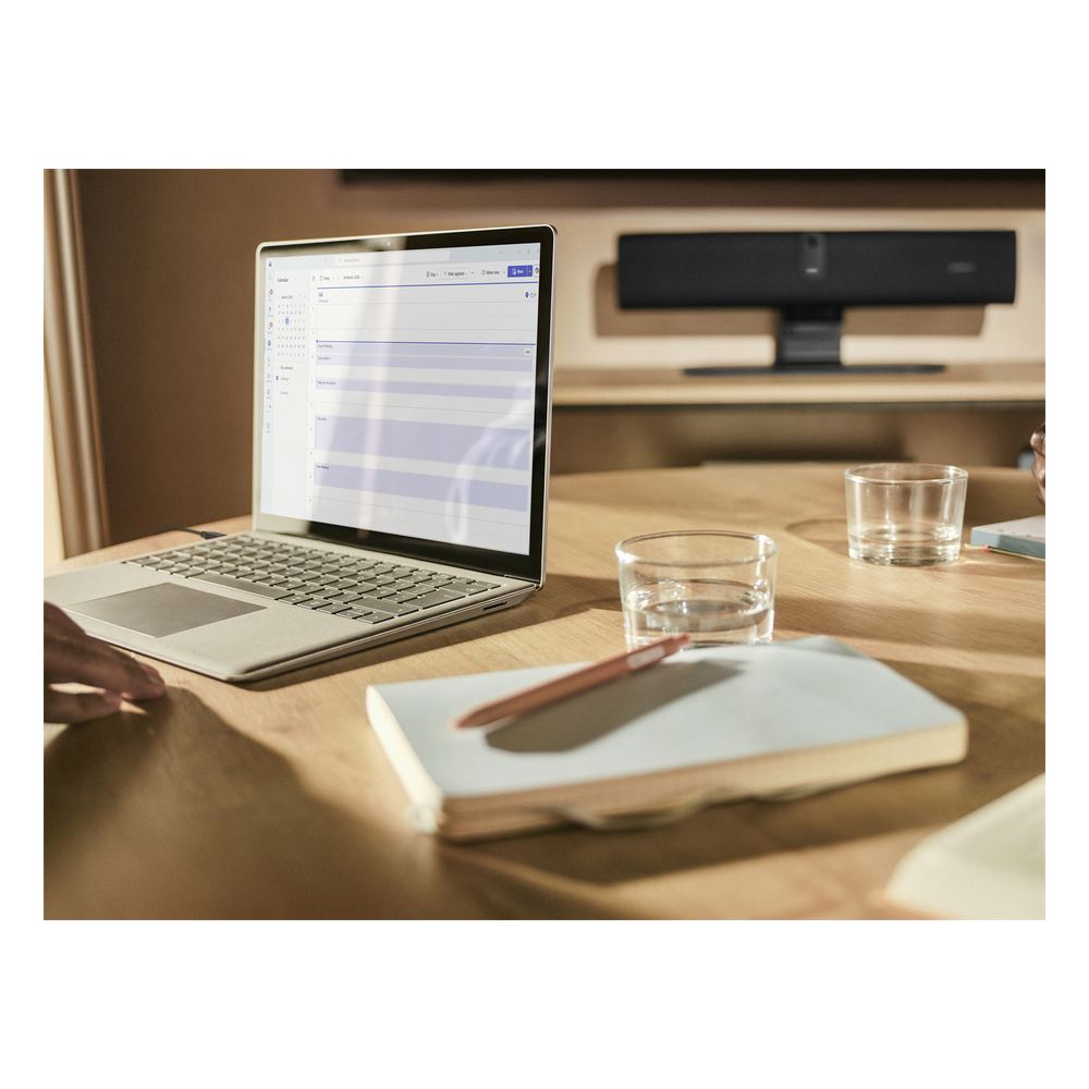 Barra de Video Inteligente / Cámara 4K / Campo de Visión 120° Horizontal (132° Diagonal) / 6 Micrófonos / Altavoz Integrado / USB-C Plug and Play