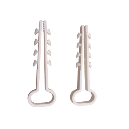 Bolsa con 100 clips sujetadores de plástico para cables de 6 a 12 mm. Ideales para instalaciones en pared, brindan sujeción firme y segura.