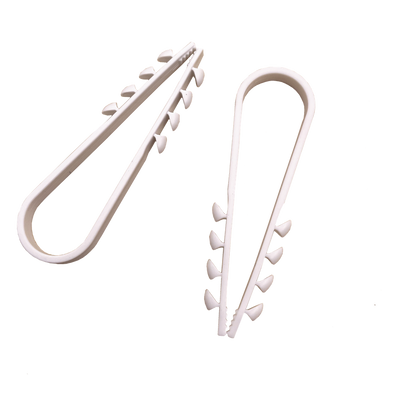Bolsa con 100 clips sujetadores de plástico para cables de 11 a 19 mm. Ideales para instalaciones en pared, brindan sujeción firme y segura.