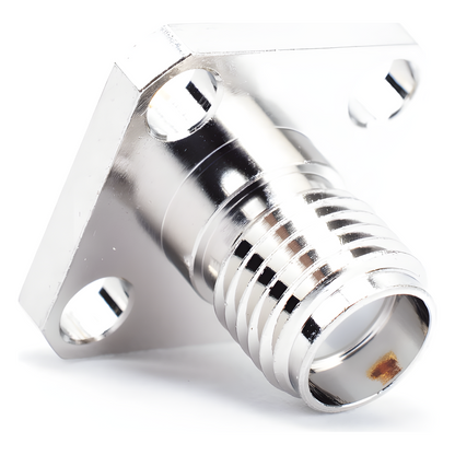 Conector SMA Hembra, Montaje de Panel Cuadrado, 4 Perforaciones, Soldable, Niquel/ Oro/ Teflón