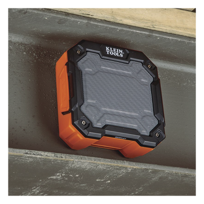 Bocina Portátil BLUETOOTH® con Imán y Gancho para Colgarse. Permite Altavoz Manos Libres con Micrófono Incorporado.