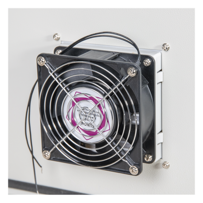 Gabinete Ventilado de Acero IP55 Uso en Exterior (593 x 609 x 399 mm) con Placa Trasera Interior Metálica y Compuerta Inferior Atornillable. Incluye