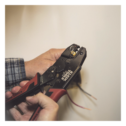 Pinza Ponchadora para Terminales con Aislamiento en Cable de Cobre Sólido y Trenzado de 10-22 AWG.