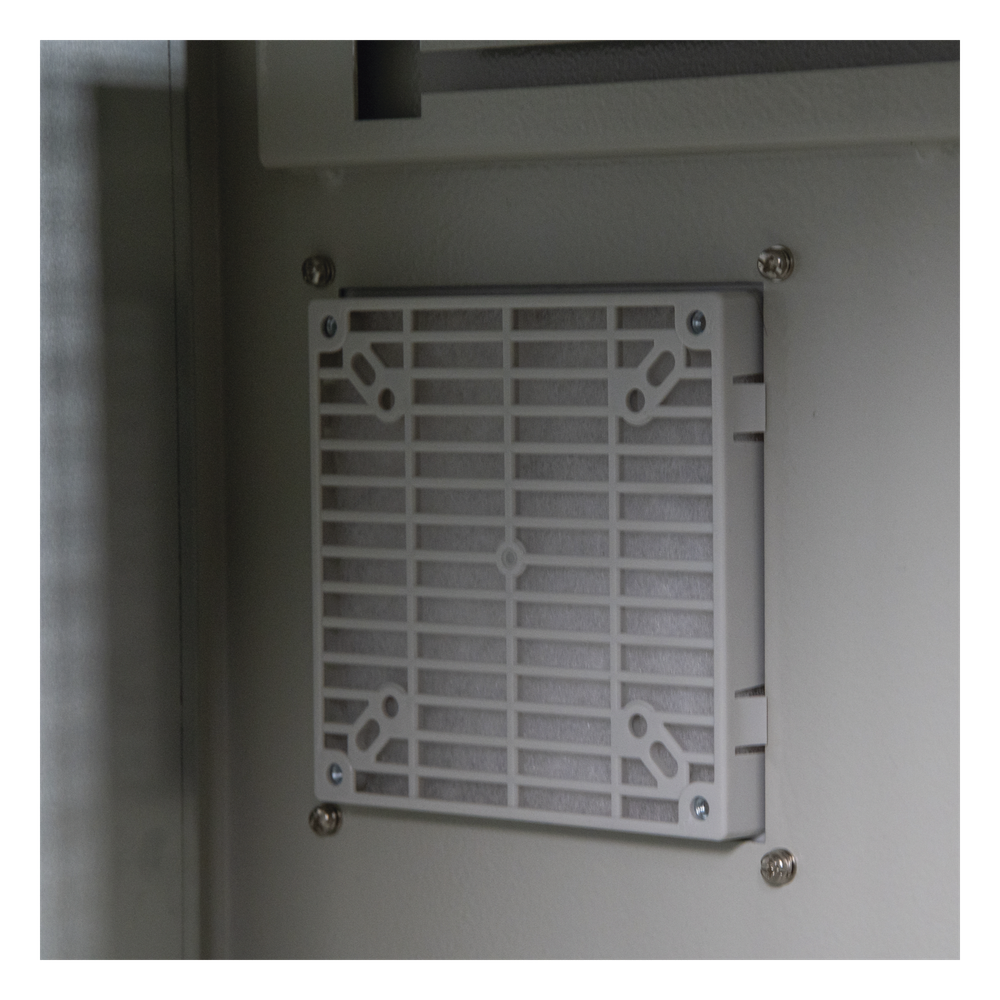 Gabinete Ventilado de Acero IP55 Uso en Exterior (593 x 609 x 399 mm) con Placa Trasera Interior Metálica y Compuerta Inferior Atornillable. Incluye