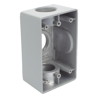 Caja Condulet FS de 1" (25.4 mm ) con tres bocas una arriba y una atrás a prueba de intemperie.
